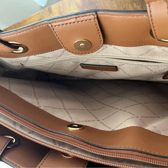 Michael Kors Brown & Cream Laptop Purse - Picture 12 of 16